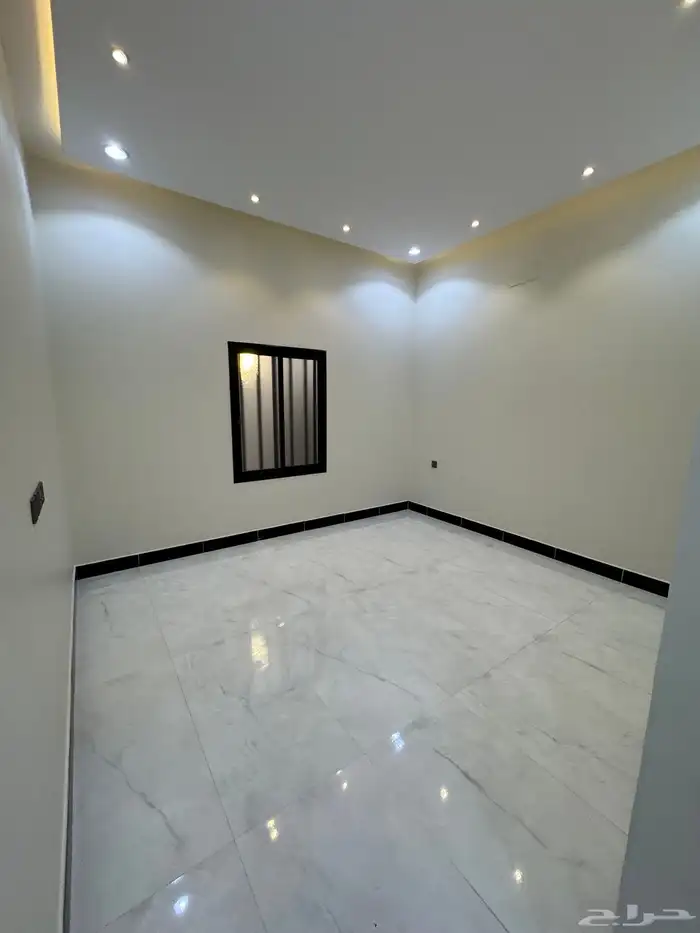 للبيع شقق تمليك أرضي 6غرف بمدخل سياره على شارع 30متر خ مشيط 17