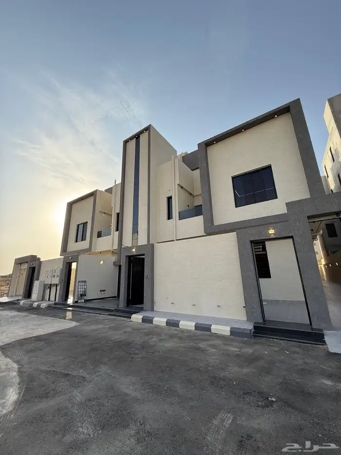 للبيع دور أرضي بحوش كبير ومداخل خاصة خلف حديقة بالمحالة 1