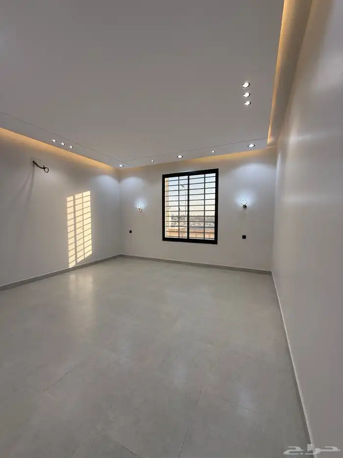 للبيع روف علوي بملحق بمدخل مستقل شمال حي الراقي بالخميس 6