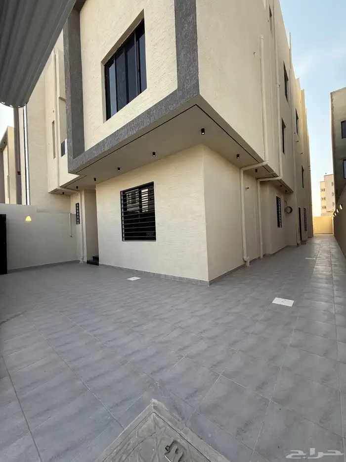 للبيع دور أرضي بحوش كبير ومداخل خاصة خلف حديقة بالمحالة 2