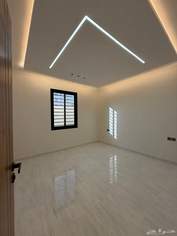 للبيع دور أرضي بحوش كبير ومداخل خاصة خلف حديقة بالمحالة 14