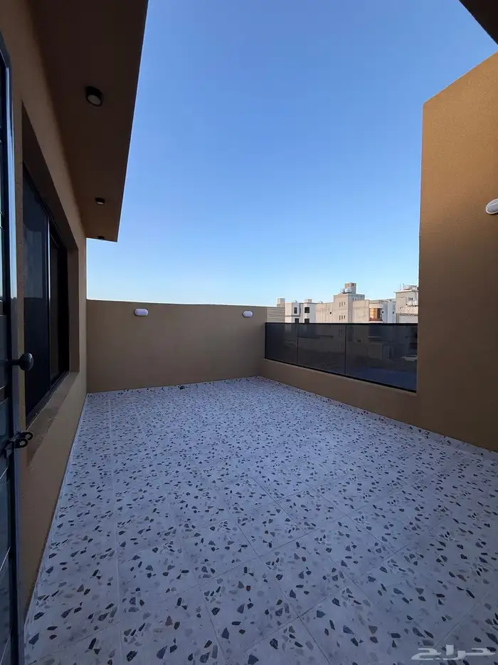 للبيع ادوار ارضيه وارواف علويه بملحق ف ابها حي الزهور 42