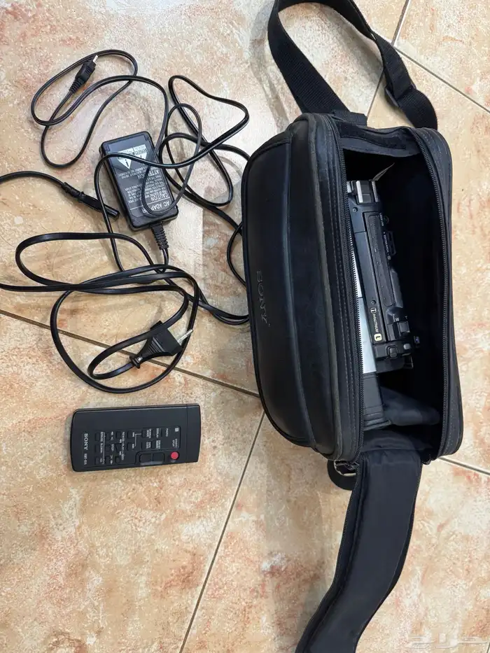 كاميرا فيديو قديمة سوني مع مشغل اشرطة فيديو LG قديم 0