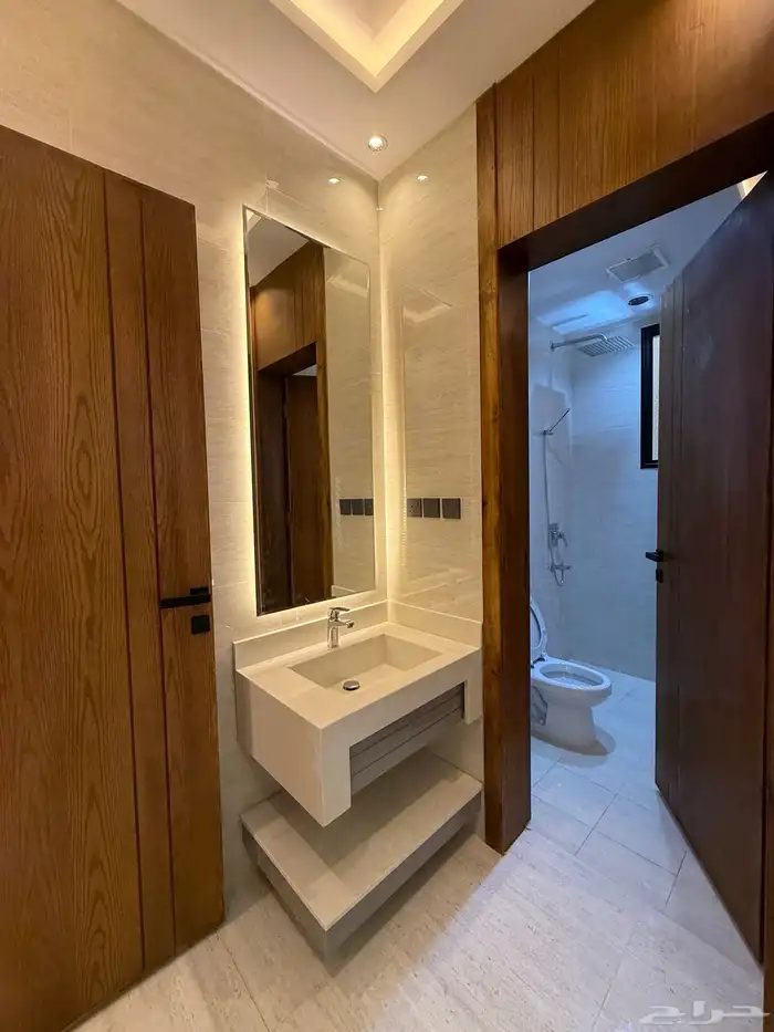 للبيع دور أرضي بحوش كبير ومداخل خاصة خلف حديقة بالمحالة 17