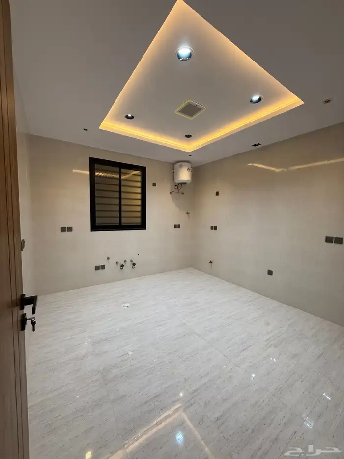 للبيع دور أرضي بحوش كبير ومداخل خاصة خلف حديقة بالمحالة 10