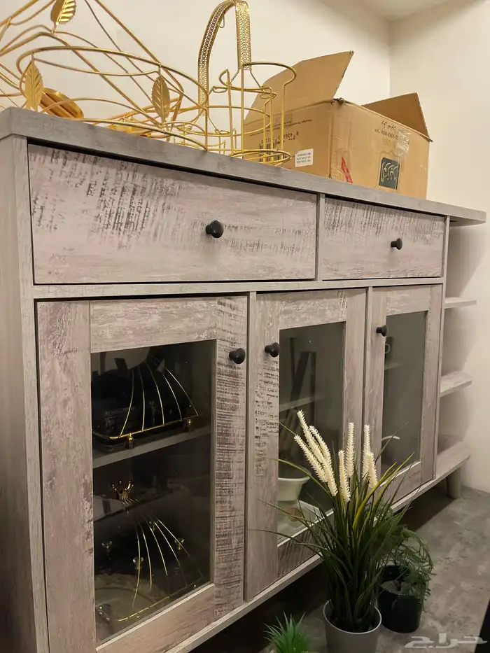 للبيع طاولة طعام مع بوفيه 3