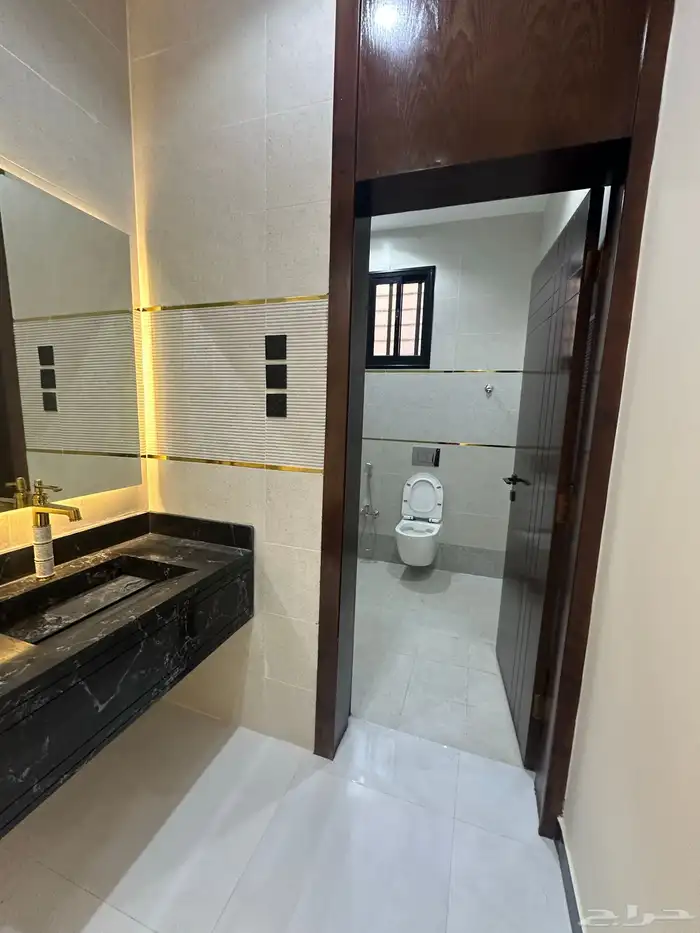 للبيع روفات وسيعة 8 غرف ومشب شرق الخميس 17