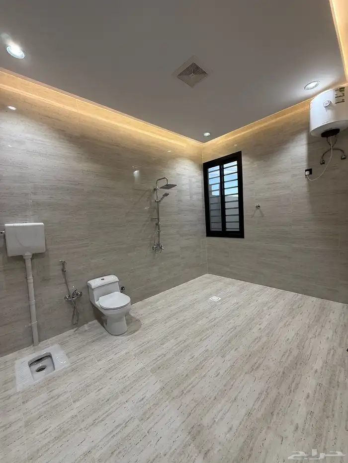 للبيع ادوار ارضيه وارواف علويه بملحق ف ابها حي الزهور 44