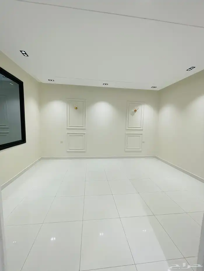 للبيع ادوار ارضي بحوش 6 غرف السعر 570 الف حي المعارض 6