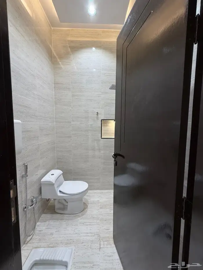 للبيع ادوار ارضيه وارواف علويه بملحق ف ابها حي الزهور 35