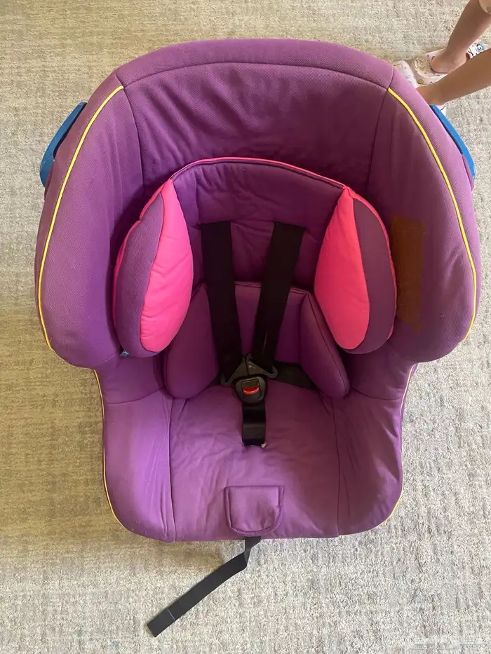 مقعد سيارة من ماركة جونيورز 1