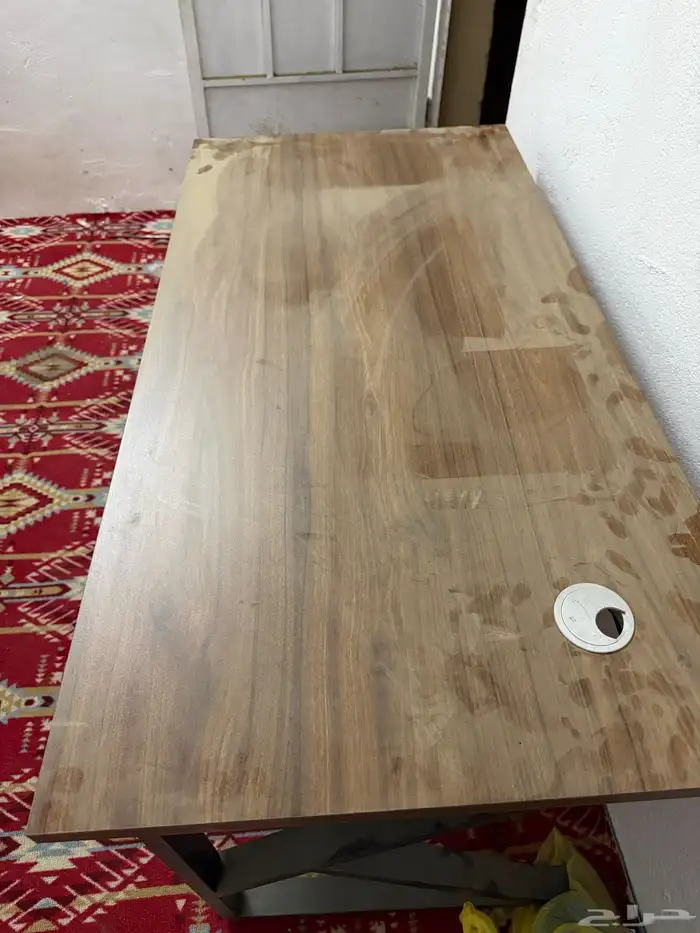 طاولة مكتب وكاميرا وكرسي دوار 0