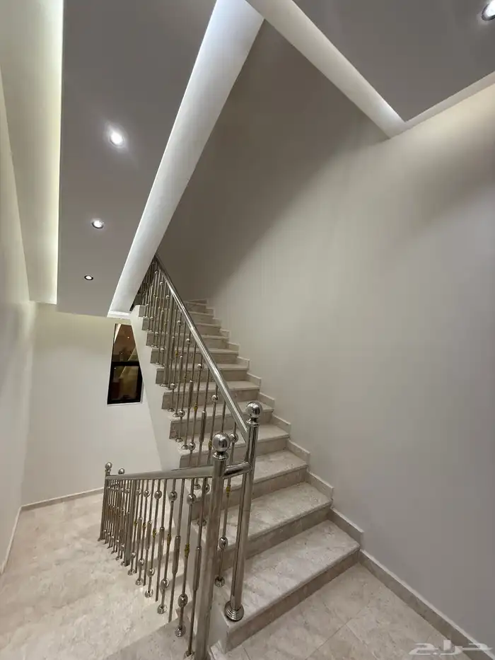 للبيع بأسعار مميزه وخدمات مكتمله شقه ارضيه وروف علوي 74