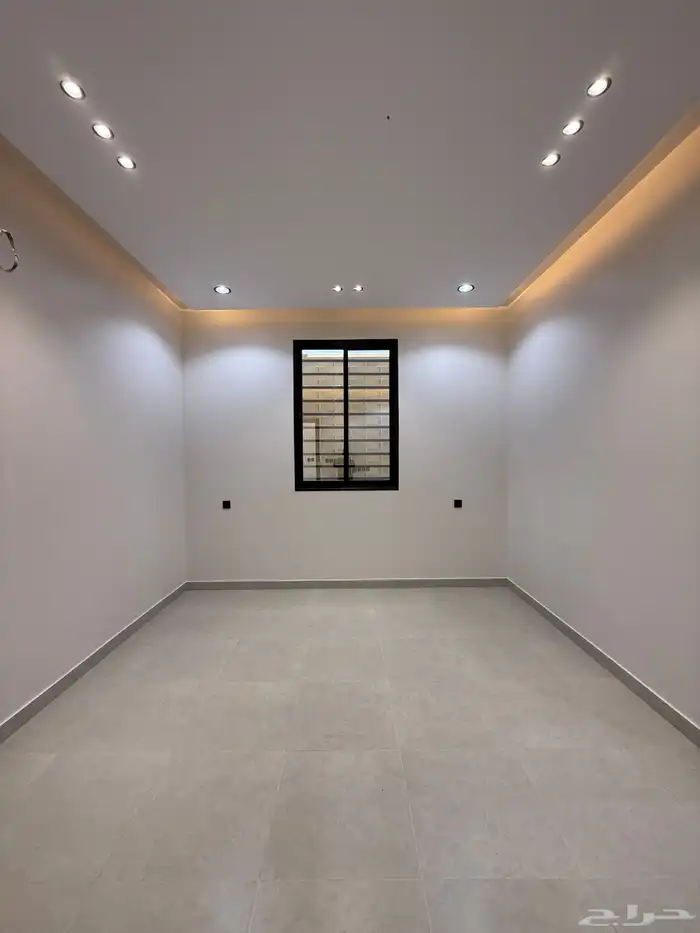 للبيع روف علوي بملحق بمدخل مستقل شمال حي الراقي بالخميس 8