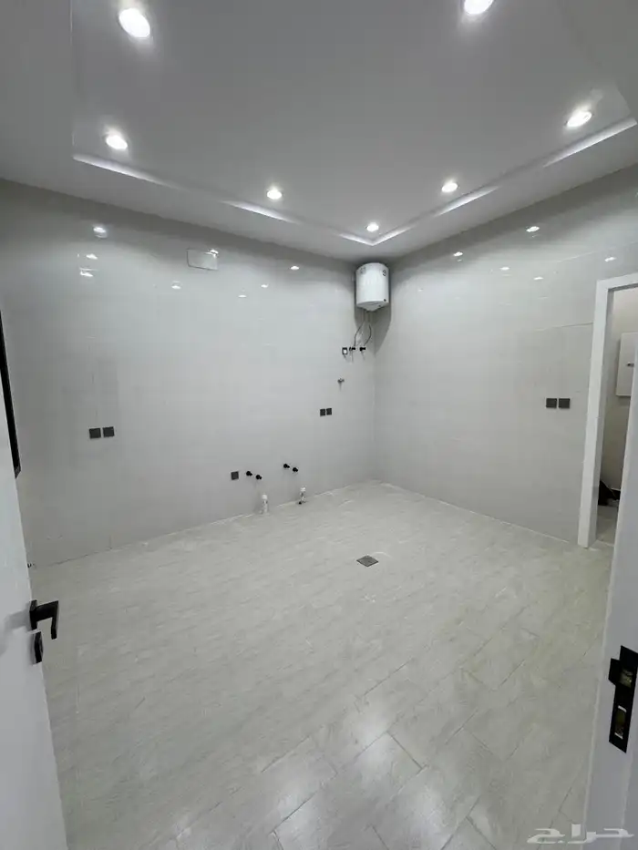 للبيع شقق تمليك أرضي 6غرف بمدخل سياره على شارع 30متر خ مشيط 8