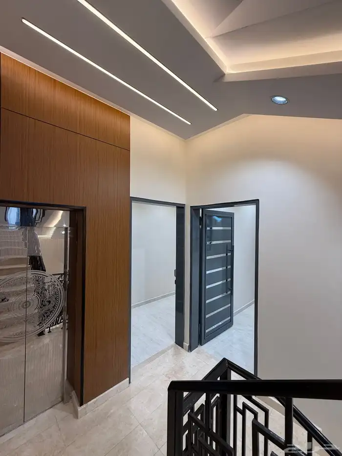 للبيع ادوار ارضيه وارواف علويه بملحق ف ابها حي الزهور 27