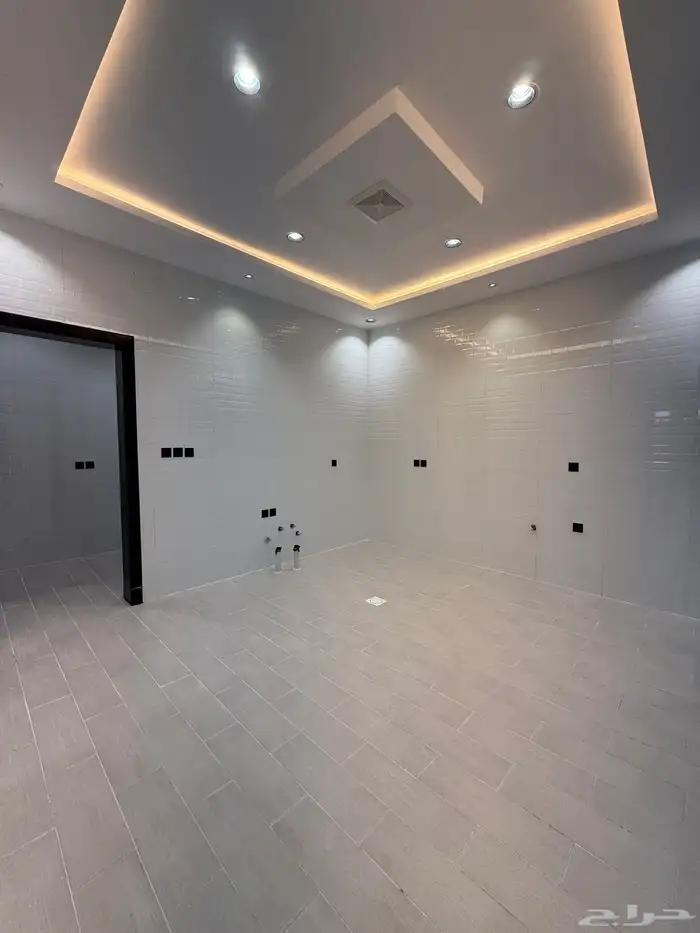 للبيع ادوار ارضيه وارواف علويه بملحق ف ابها حي الزهور 13