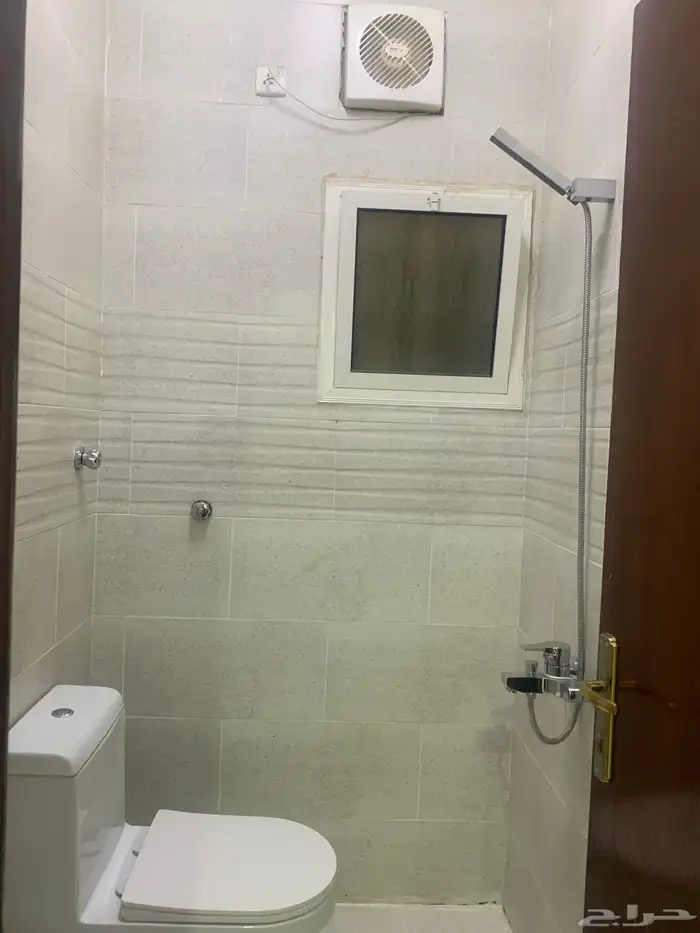 شقة للإيجار مجددة و نظيفة حي الرانوناء 11