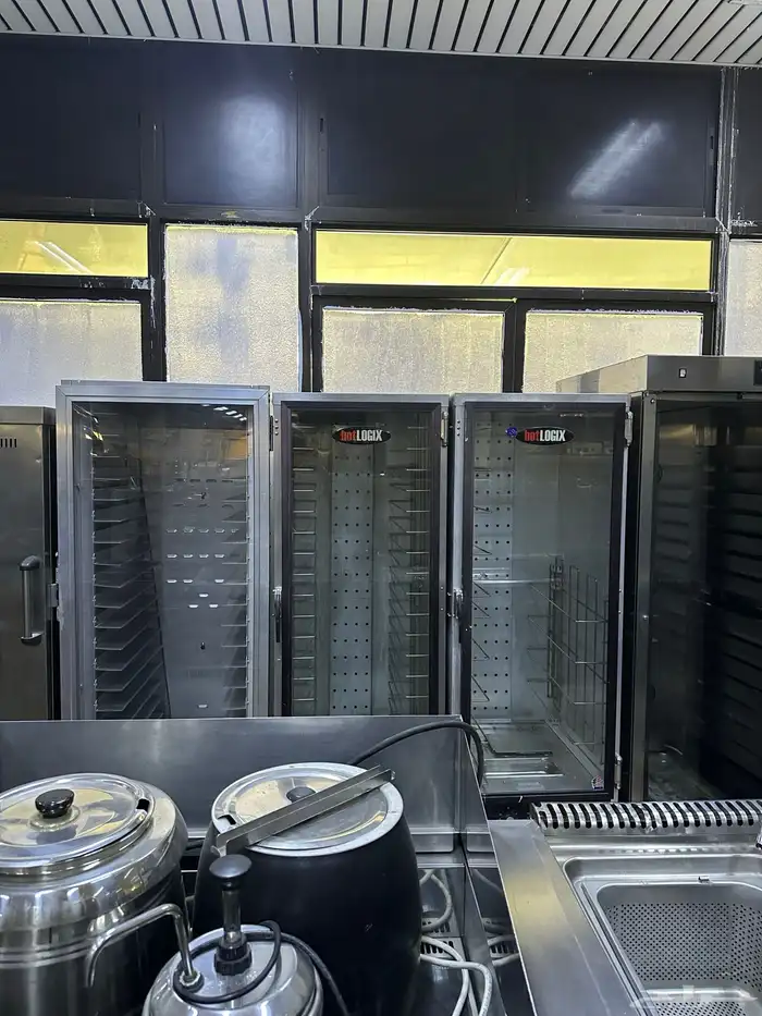 بيع جميع معدات المطاعم والمخابز والكفيهات المستعمله شبه جد 60