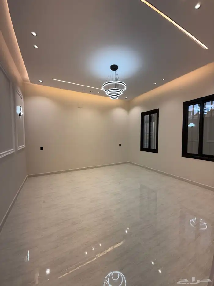 للبيع ادوار ارضيه وارواف علويه بملحق ف ابها حي الزهور 8