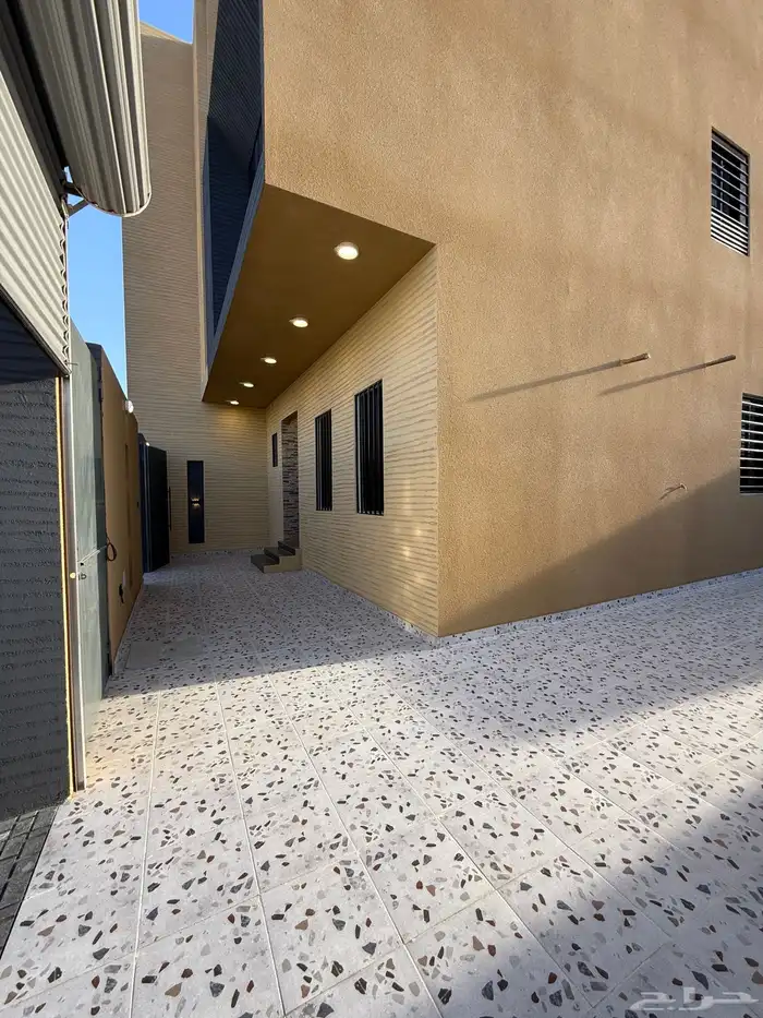 للبيع ادوار ارضيه وارواف علويه بملحق ف ابها حي الزهور 5