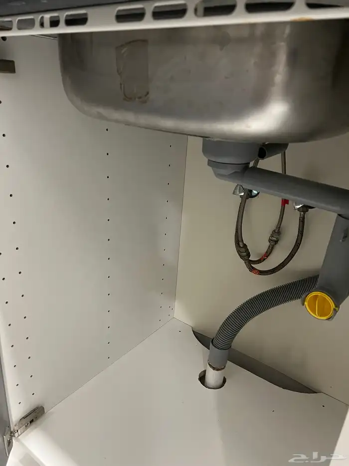 دولاب مع مغسلة من ايكيا العمر 6 سنوات الابعاد 65 في 180 1