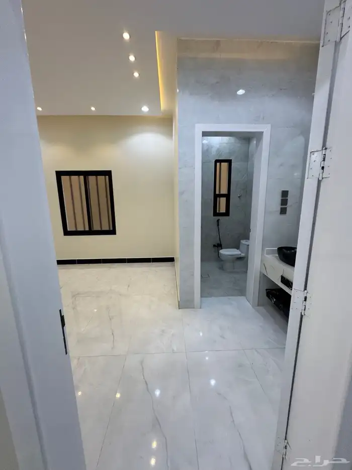 للبيع شقق تمليك أرضي 6غرف بمدخل سياره على شارع 30متر خ مشيط 14