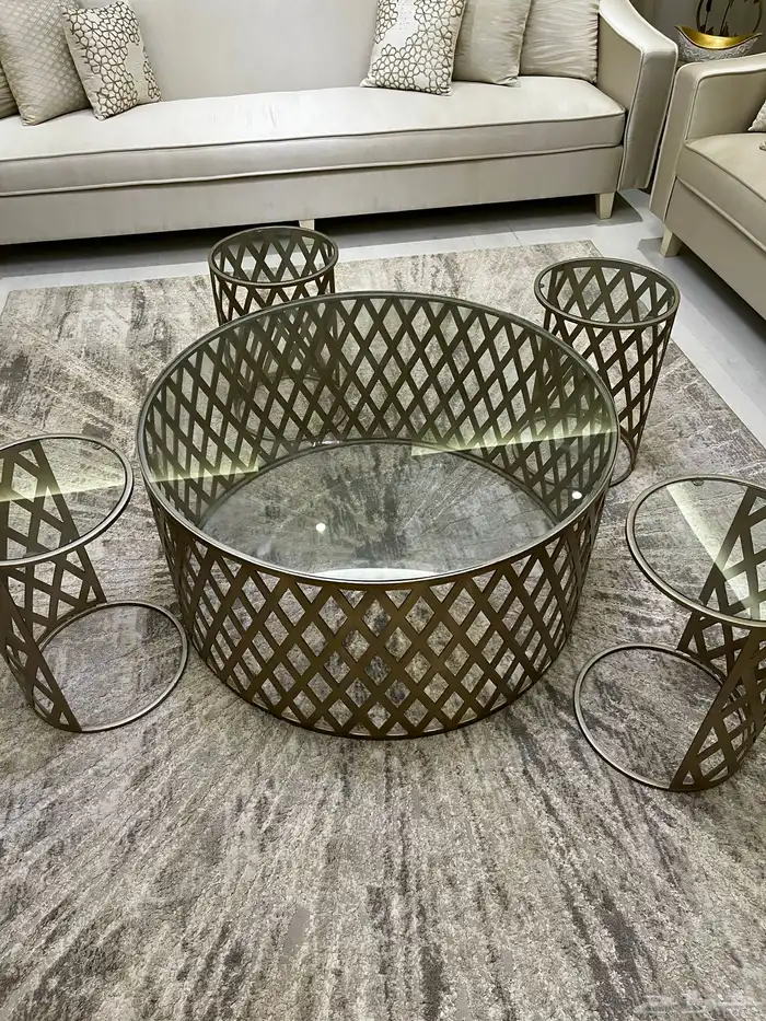 طاوله كبيره   4 طاولات خدمه 4