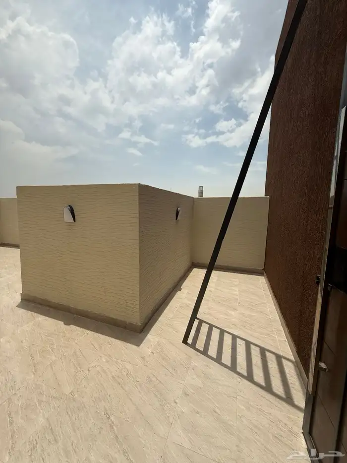 للبيع دور أرضي بحوش وشقه علويه بمصعد وسطح خاص المحاله ابها 25