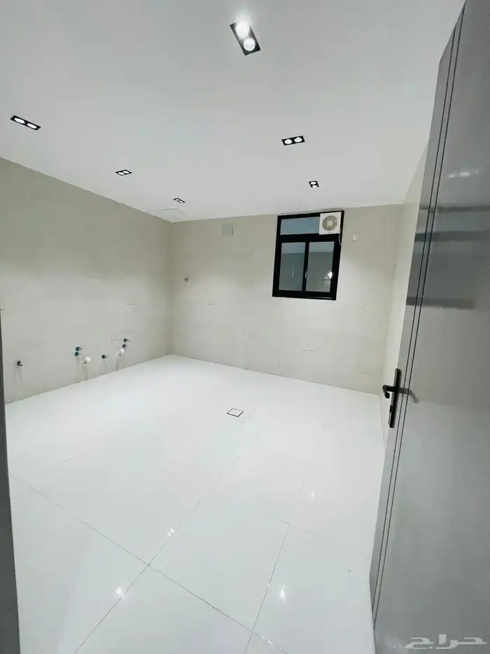 للبيع ادوار ارضي بحوش 6 غرف السعر 570 الف حي المعارض 10