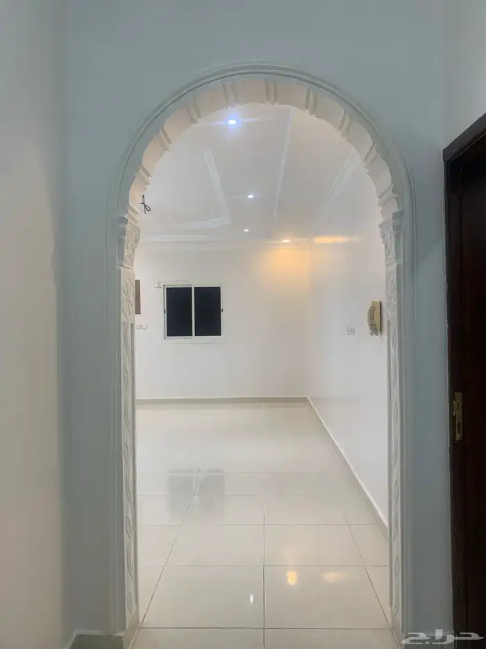 شقة للإيجار مجددة و نظيفة حي الرانوناء 10