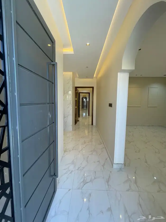 للبيع شقه دور أرضي مع حوش وبايكه بخميس مشيط 2