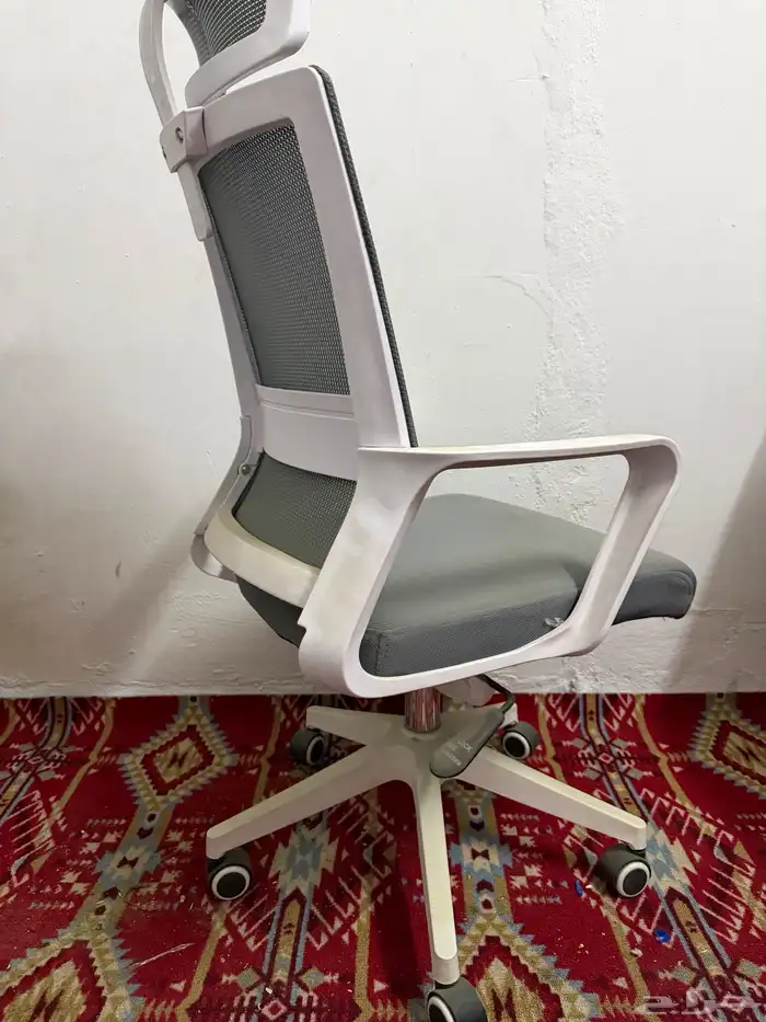 طاولة مكتب وكاميرا وكرسي دوار 4