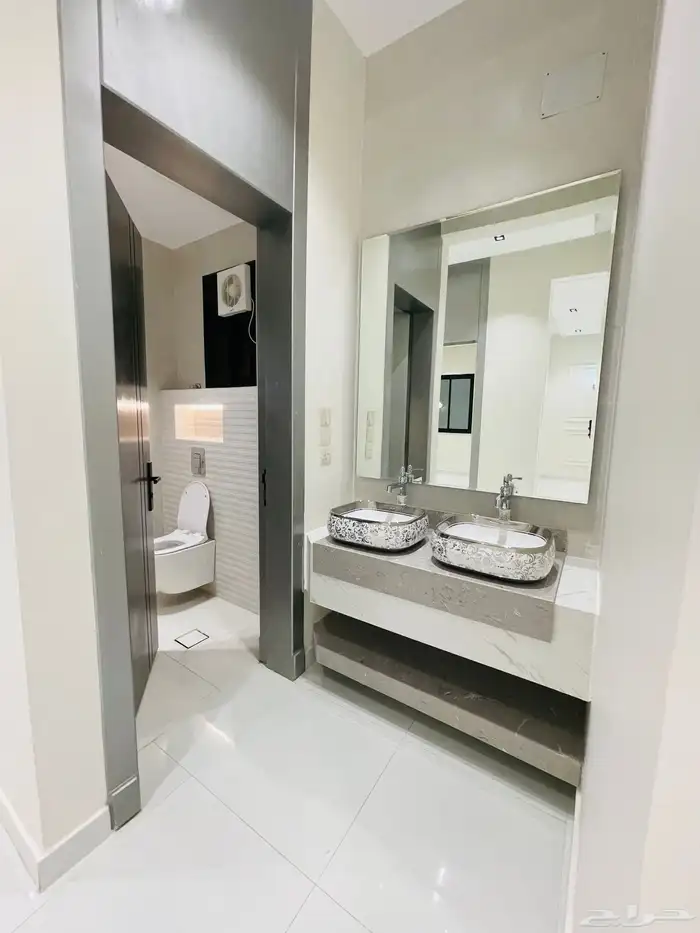 للبيع ادوار ارضي بحوش 6 غرف السعر 570 الف حي المعارض 12