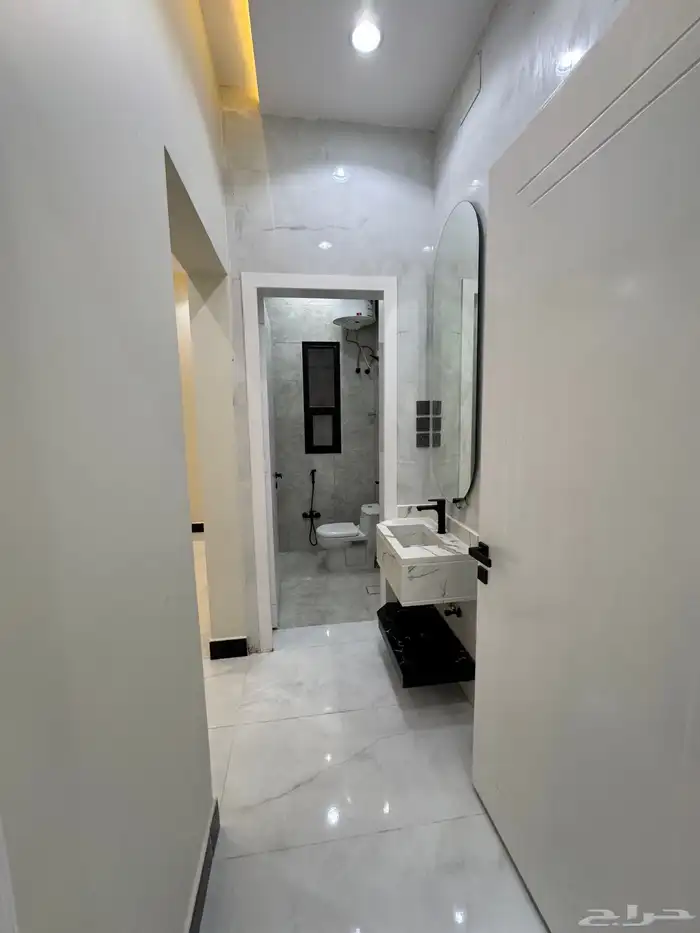 للبيع شقق تمليك أرضي 6غرف بمدخل سياره على شارع 30متر خ مشيط 16