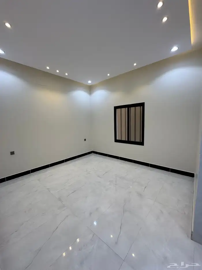 للبيع شقق تمليك أرضي 6غرف بمدخل سياره على شارع 30متر خ مشيط 15