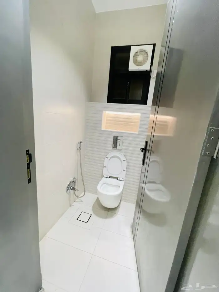 للبيع ادوار ارضي بحوش 6 غرف السعر 570 الف حي المعارض 7