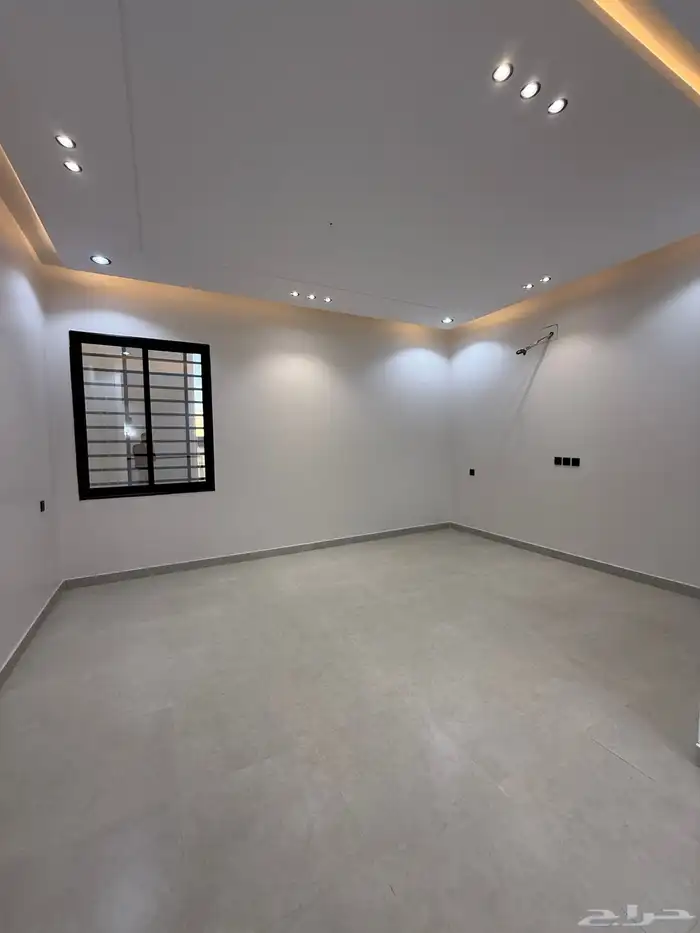 للبيع روف علوي بملحق بمدخل مستقل شمال حي الراقي بالخميس 25