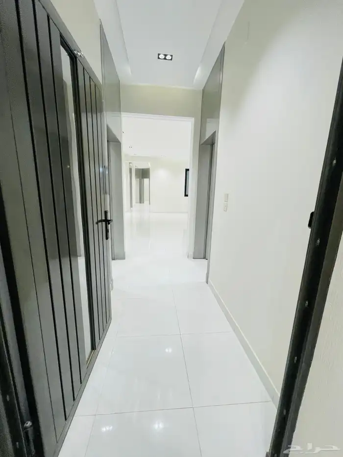 للبيع شقق تمليك علوي مع سطح مصعد راكب حي المعارض السعر 520 21