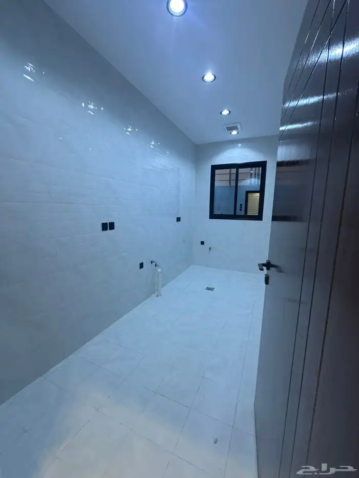 للبيع روفات وسيعة 8 غرف ومشب شرق الخميس 16