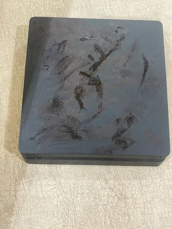 سوني4 مادخلت صيانه بحالة وكالته مع يده اصليه وكامل ملحقاته 0