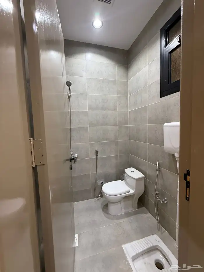 للبيع روف علوي بملحق بمدخل مستقل شمال حي الراقي بالخميس 14