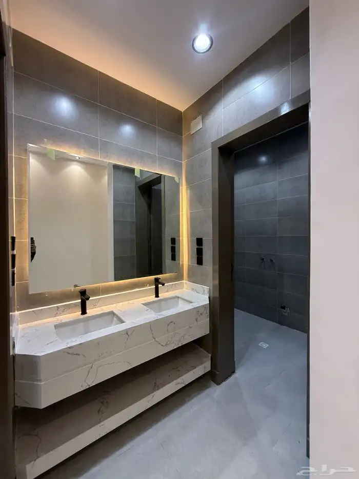 للبيع روف علوي بملحق بمدخل مستقل شمال حي الراقي بالخميس 13