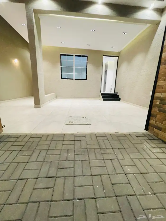 للبيع ادوار ارضي بحوش 6 غرف السعر 570 الف حي المعارض 3