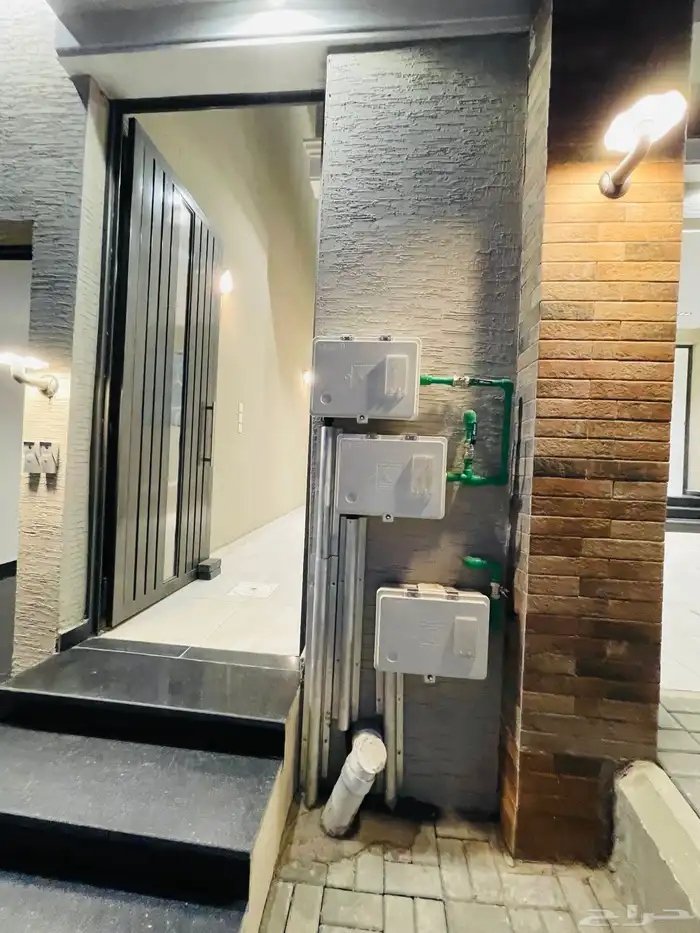 للبيع ادوار ارضي بحوش 6 غرف السعر 570 الف حي المعارض 2