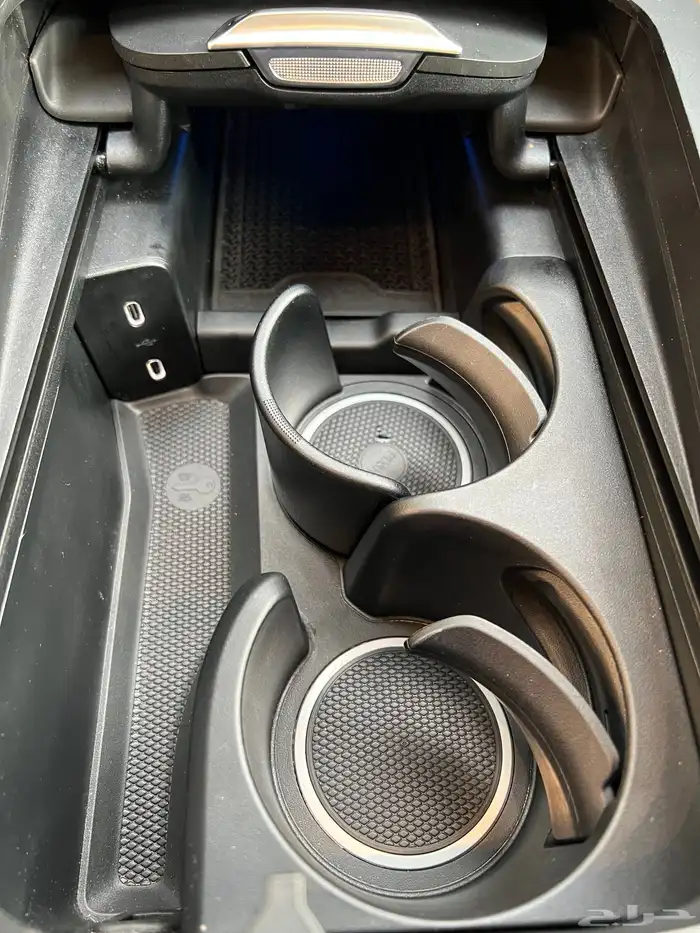 مرسيدس E200 2025 عداد 7 الاف كيلو ضمان الجفالي سنتين 52