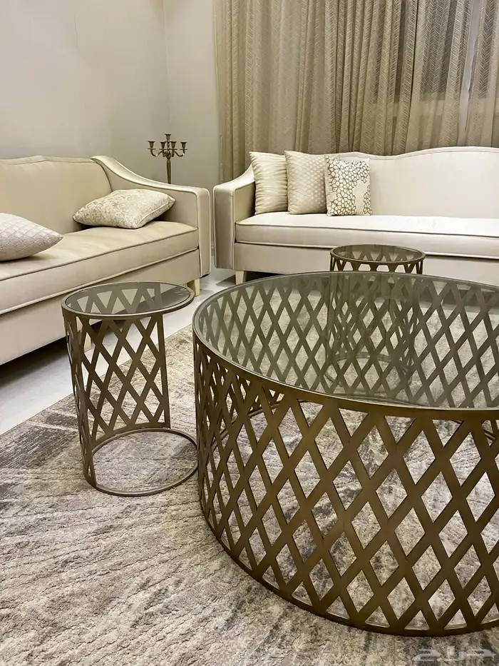 طاوله كبيره   4 طاولات خدمه 5