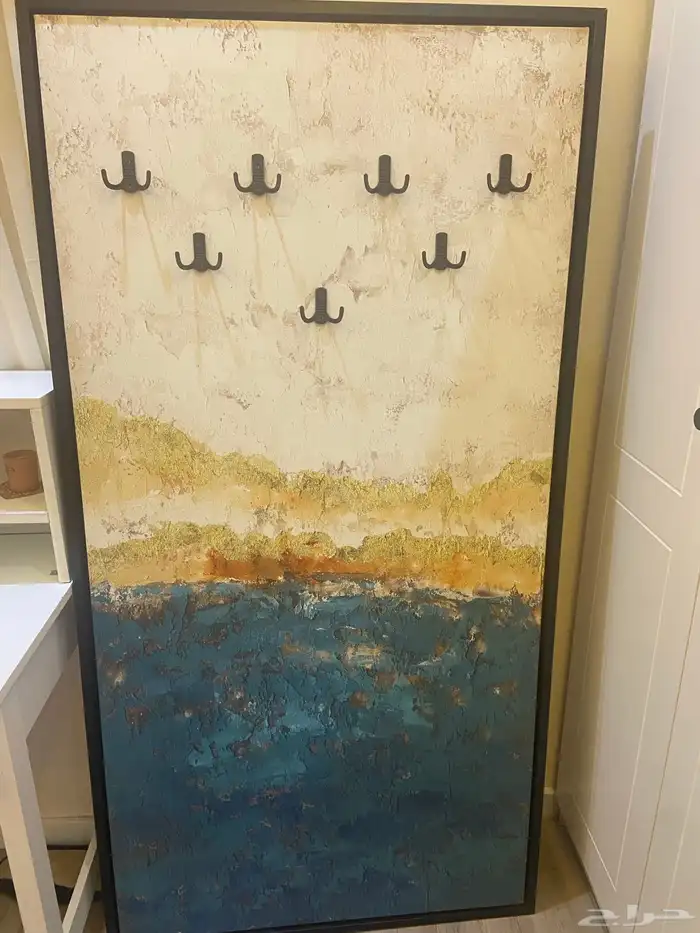 لوحة مع تعليق عبايات 0