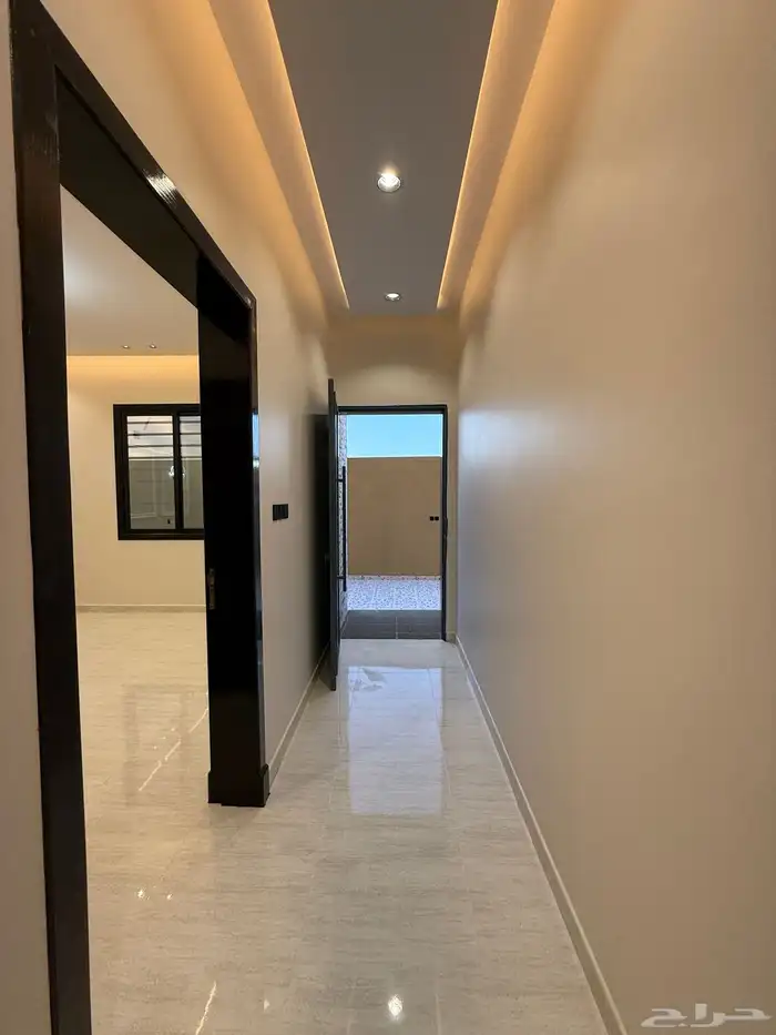 للبيع ادوار ارضيه وارواف علويه بملحق ف ابها حي الزهور 11