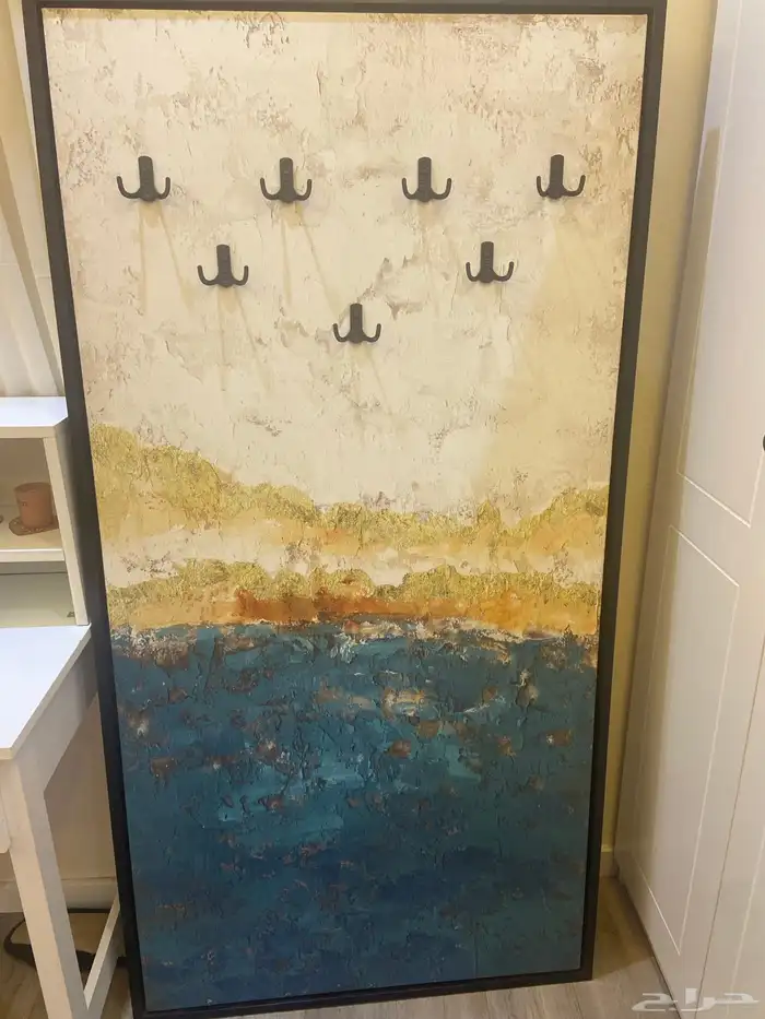 لوحة مع تعليق عبايات 1